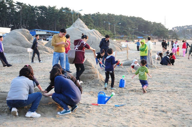 지난 주말 춘장대에서 열린 제1회 모래 조각 축제에 관광객들이 모래를 조각을 만들고 있다