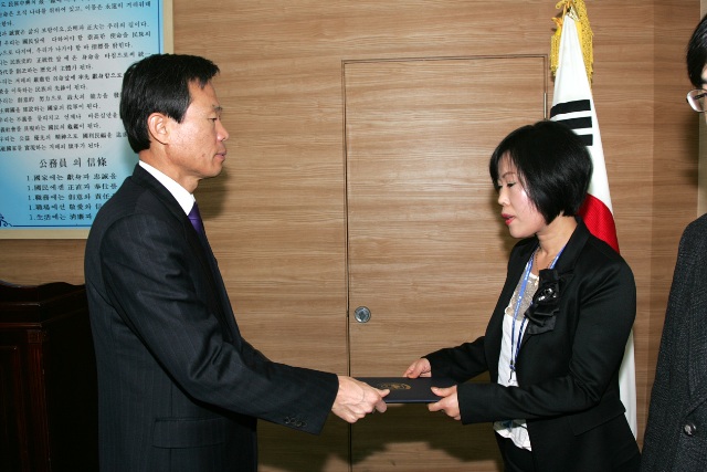 서천군 송숙희 주무관이 나소열 군수로부터 국무총리 표창을 전수 받고 있다