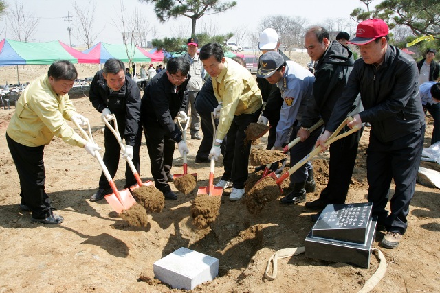 참가자들이 타임갭슐을 묻고 있따