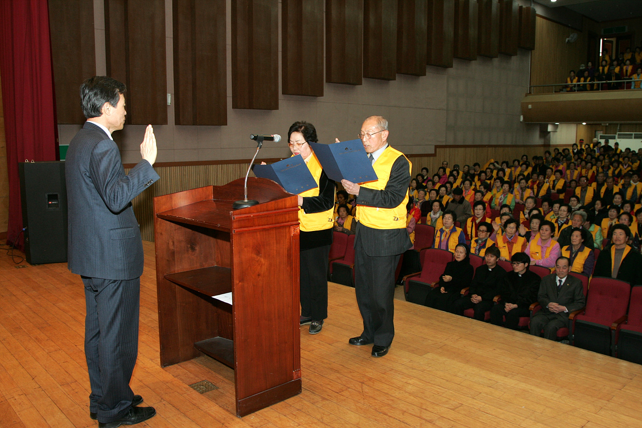 지난 27일  서천군 문예의 전당대강당에서 2012년 노인일자리사업발대식을 가졌다