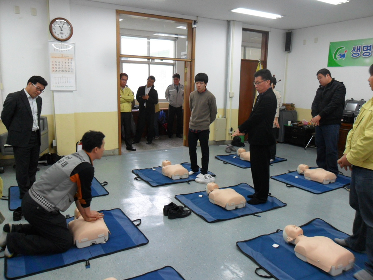 지난 26일 서천군청 공무원을 대상으로 심폐소생술관련 훈련을 실시하고 있다1