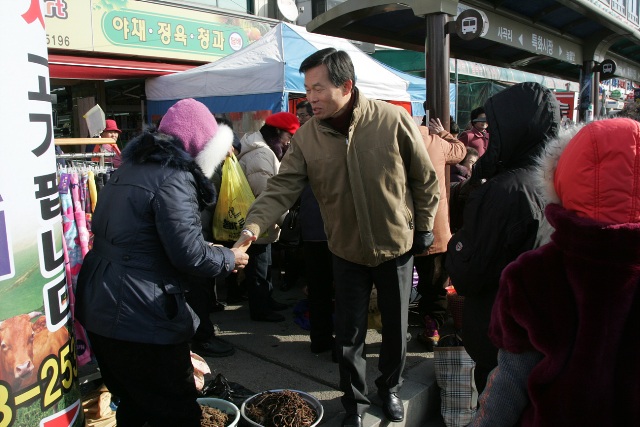 나 군수, 설 맞아 전통시장 방문